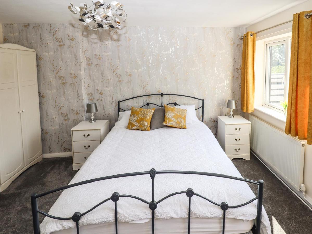 8 Heatons Bridge Road Villa Ormskirk Buitenkant foto